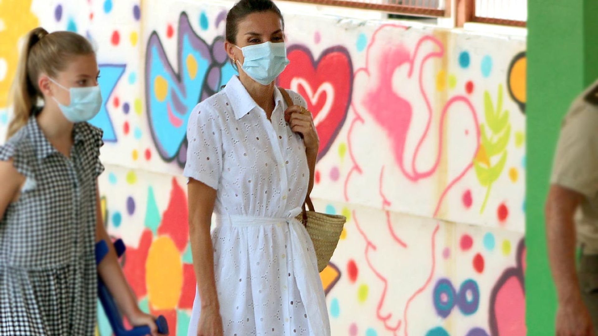 La Reina triunfa con su look más veraniego: vestido ibicenco, alpargatas y capazo