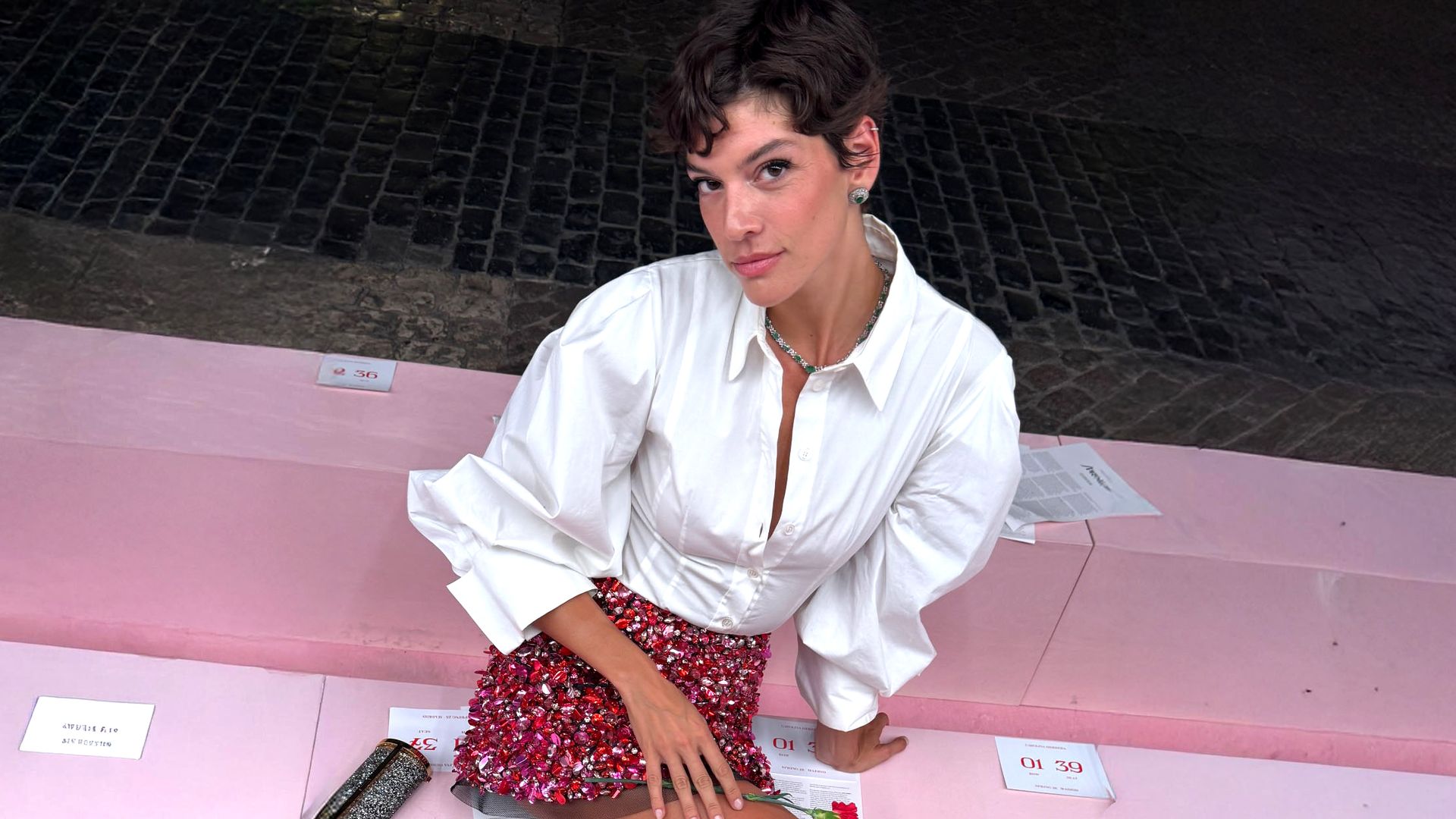 La camisa blanca de Carolina Herrera inspira los looks de las invitadas a su desfile en Madrid