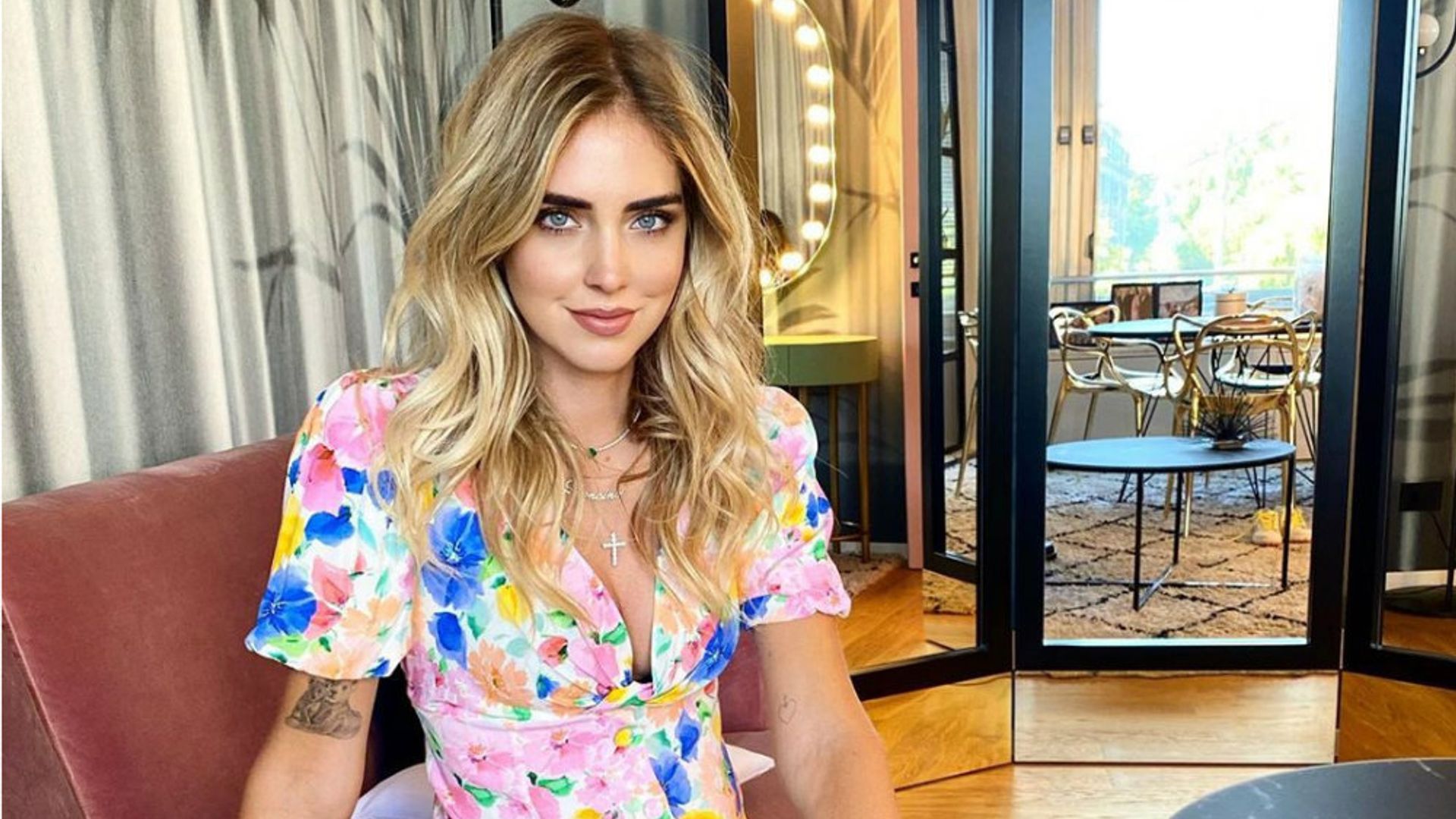 Entre todos los vestidos de otoño de Zara, Chiara Ferragni ha elegido el que mejor queda con botines