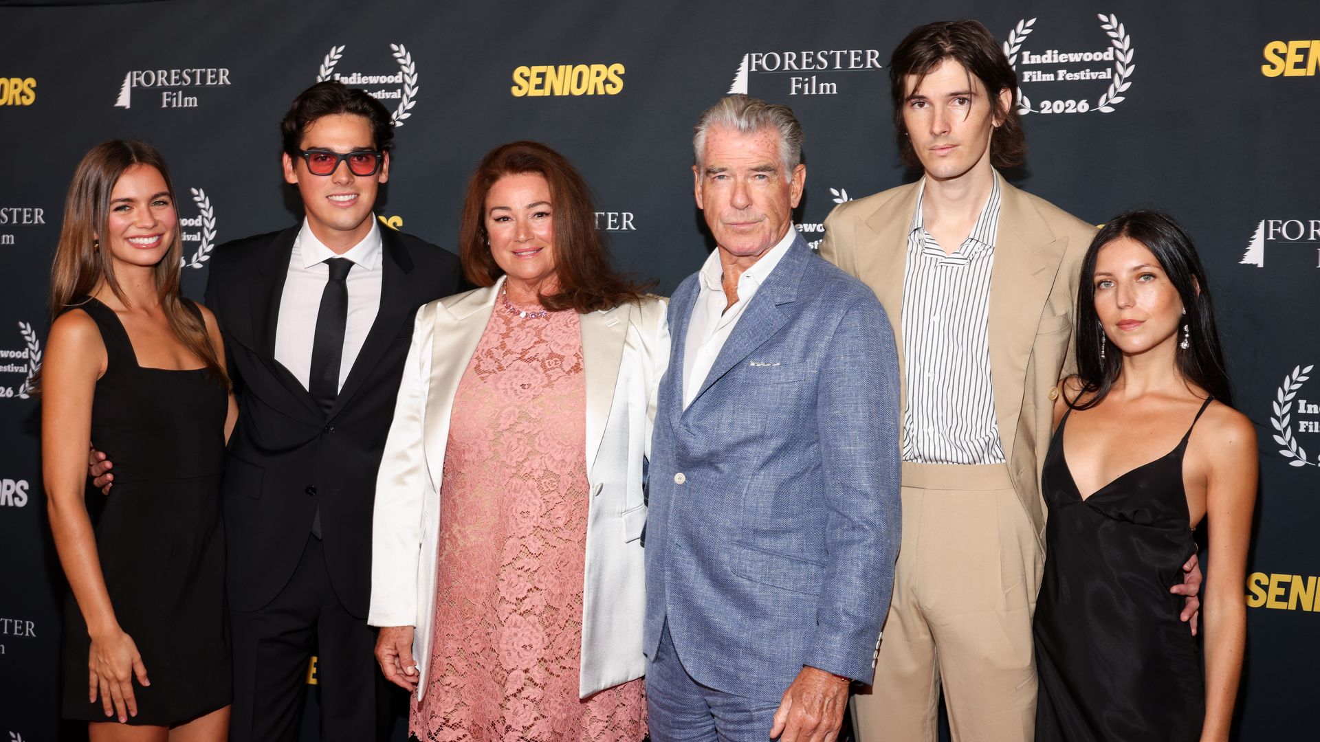 Pierce Brosnan, rodeado de su mujer, Keely-Shaye Smith sus hijos, Paris y Dylan, y sus novias en el estreno de 'Seniors' en Los Ángeles