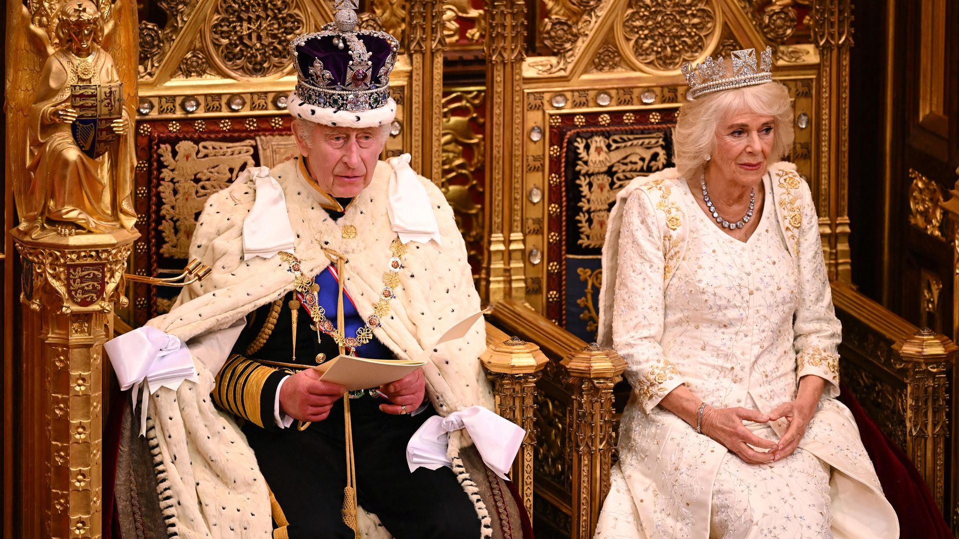 La nueva reforma se convertirá en ley una vez que el rey Carlos III apruebe y conceda el asentimiento real. En la imagen, sentado en el Trono del Soberano de la Cámara de los Lores, en la apertura del Parlamento