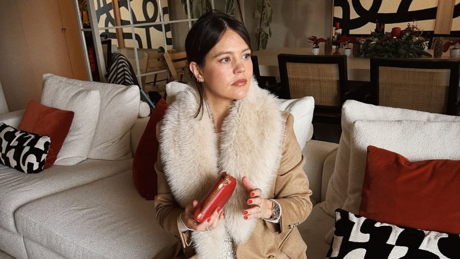 Isabelle Junot posando con bolso en forma de corazón de Bvlgari y falda de lentejuelas