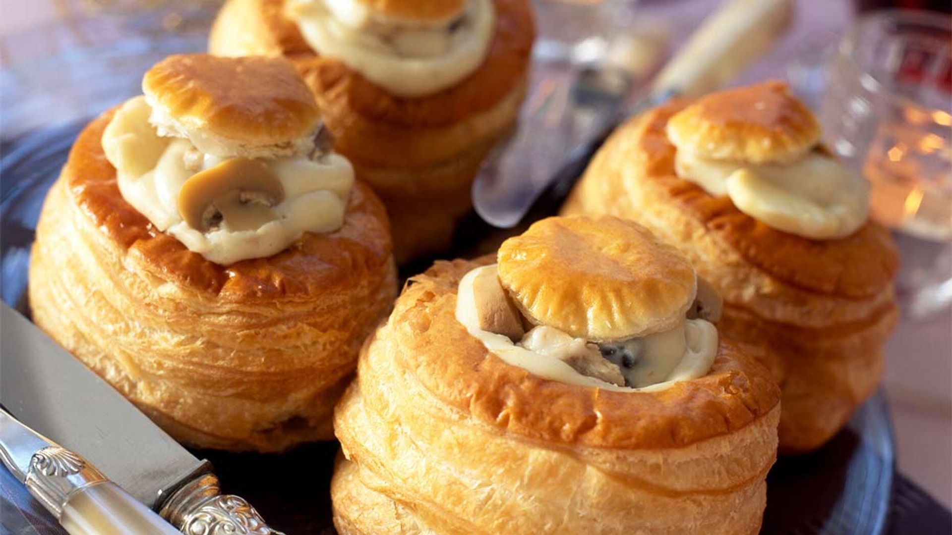 Volovanes rellenos de bechamel con queso y champiñones