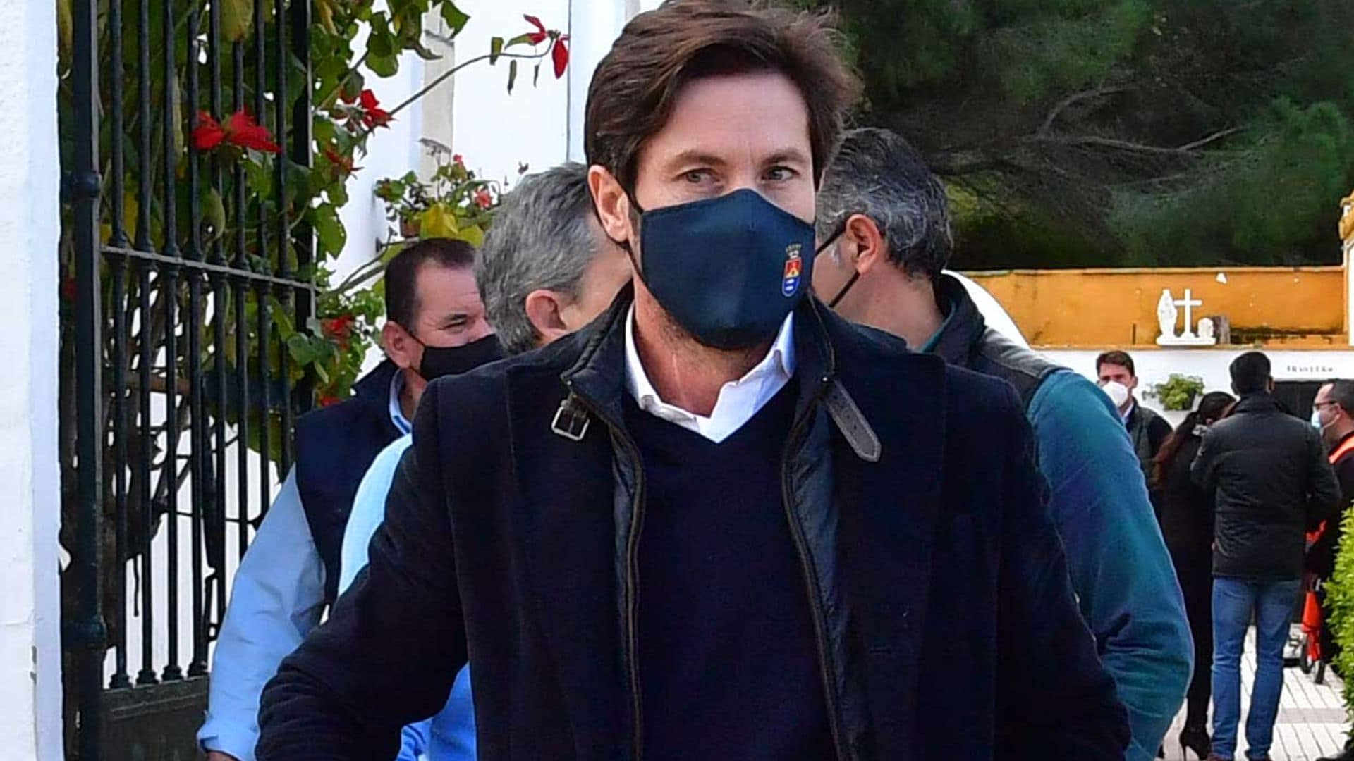 José Antonio Canales Rivera despide a su tío Riverita acompañado por su exnovia