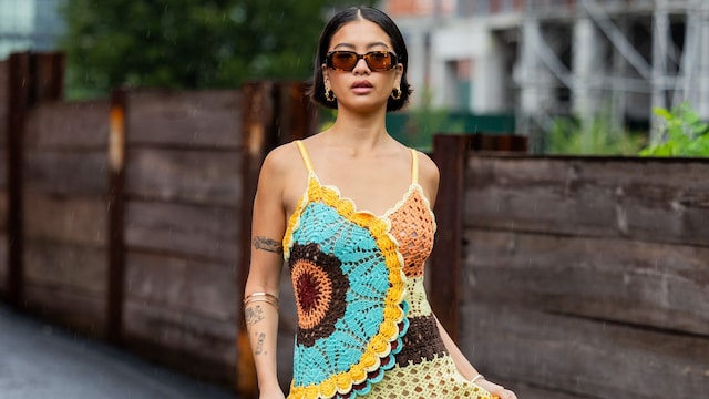 Stephanie Hui con conjunto de crochet multicolor en Nueva York