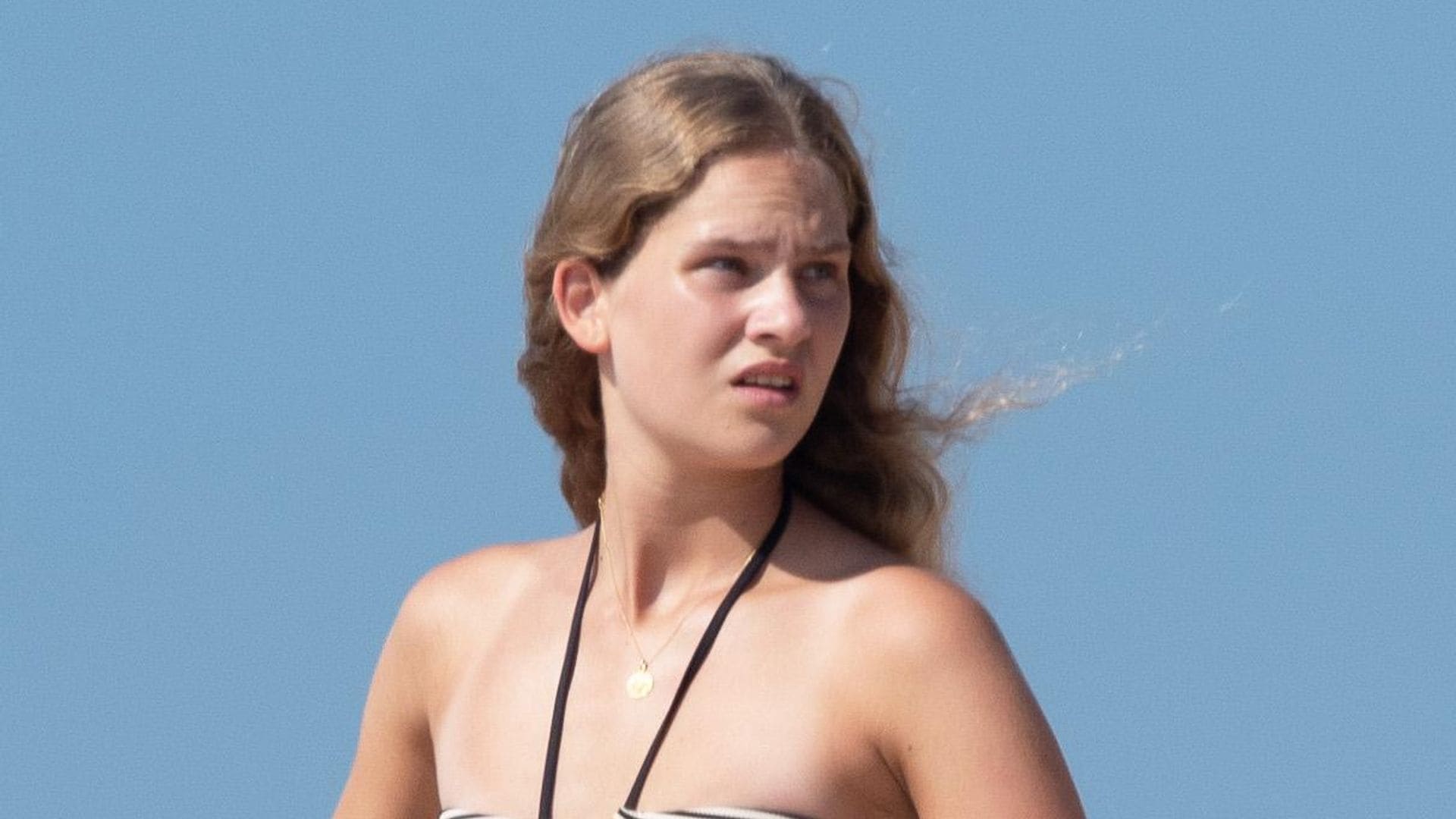 Irene Urdangarín lo ha vuelto a hacer: triunfa en la playa con su estilo y naturalidad
