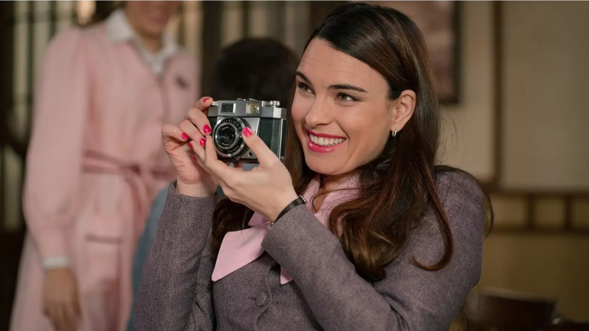 Alba Brunet vuelve a 'Sueños de libertad' tras su maternidad y revoluciona el set con su bebé y un cambio de look
