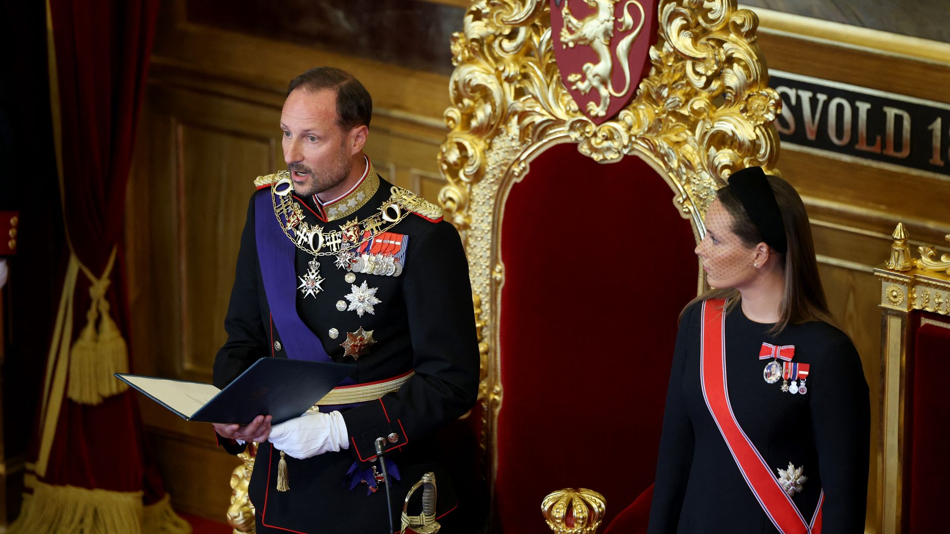 Haakon VIII jura como Rey ante el parlamento de Noruega con la princesa Ingrid a su lado, haciendo historia