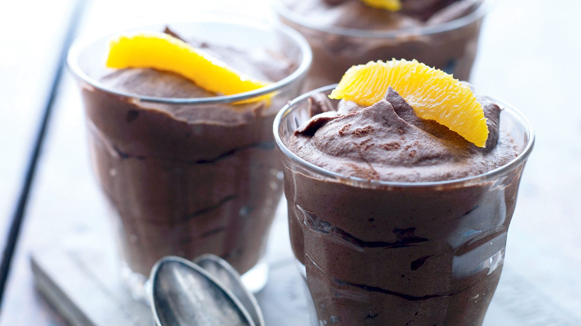 Vasitos de chocolate con licor de naranja