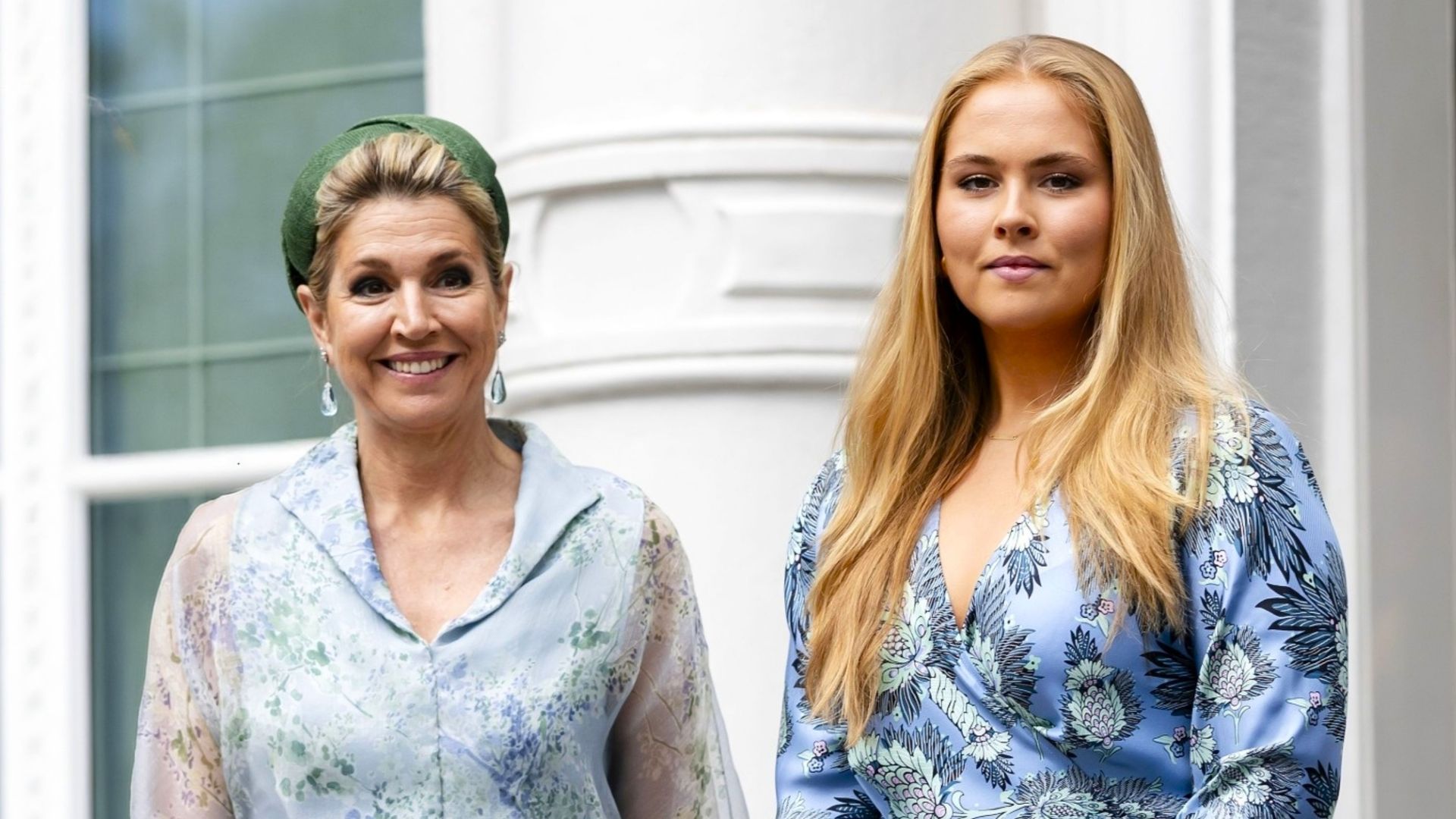 Máxima de Holanda y la princesa Amalia en La Haya con vestidos azules flores, 2026.