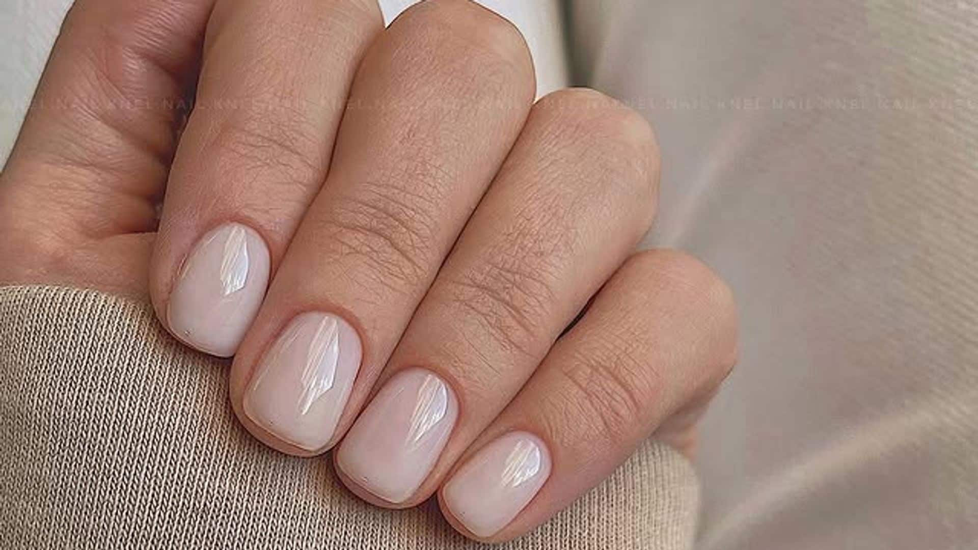 14 diseños de manicuras cortas y minimalistas para lucir unas manos impecables esta primavera
