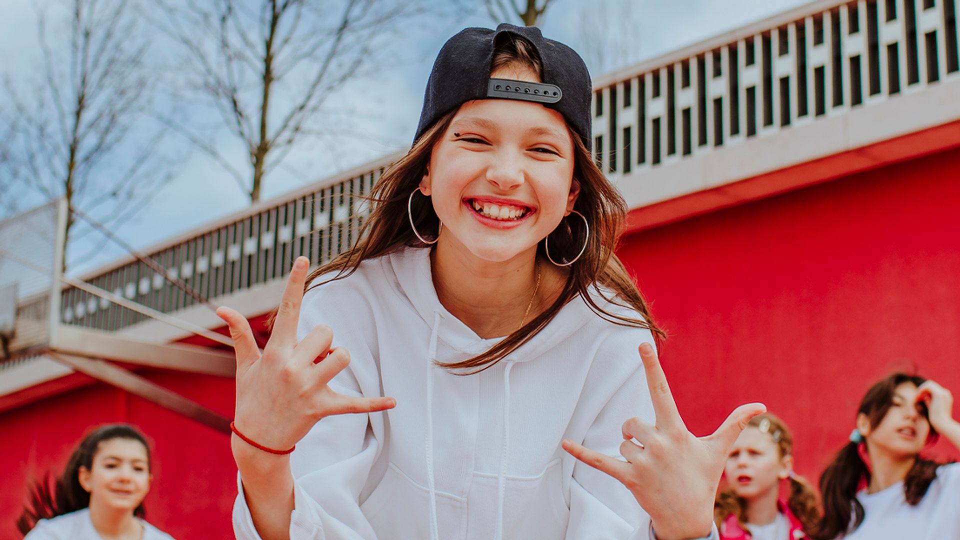 Adolescente disfruta en una batalla de farmear aura