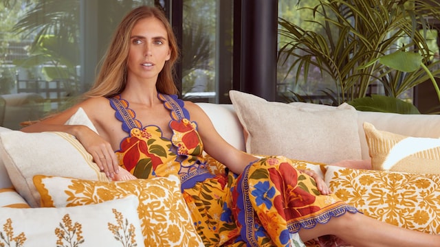 Lucía Bárcena en el jardín de su casa