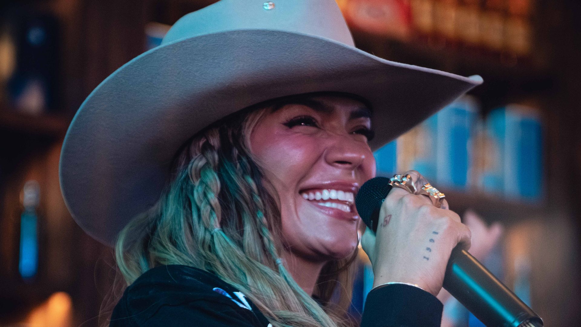 Karol G no dejó de cantar temas icónicos en su fiesta