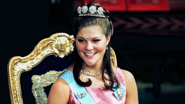 Plano medio de la Princesa Victoria de Suecia en la ceremonia de los Premios Nobel en Estocolmo en 2000
