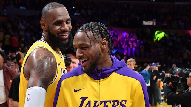 LeBron James y su primogénito Bronny en la cancha en un partido