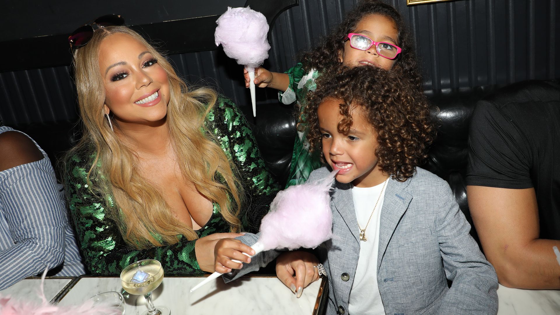 Hijo de Mariah Carey pasa bochornoso momento en plena transmisión en vivo