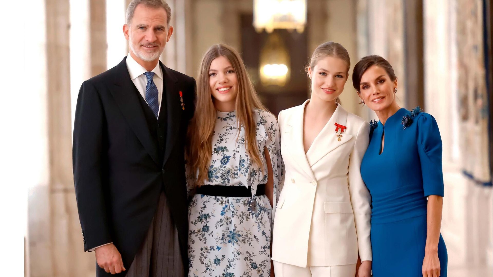 La entrañable postal navideña de los Reyes de España junto a sus hijas