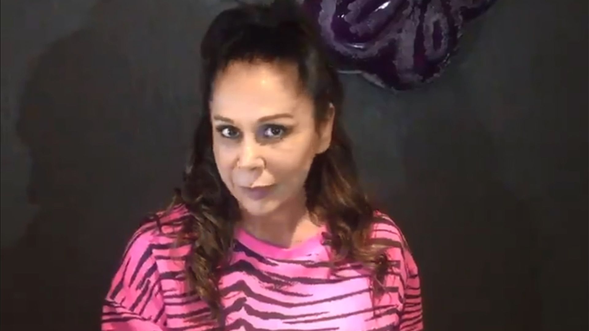 Una emocionada Isabel Pantoja se despide de los suyos antes del comienzo de 'Supervivientes'
