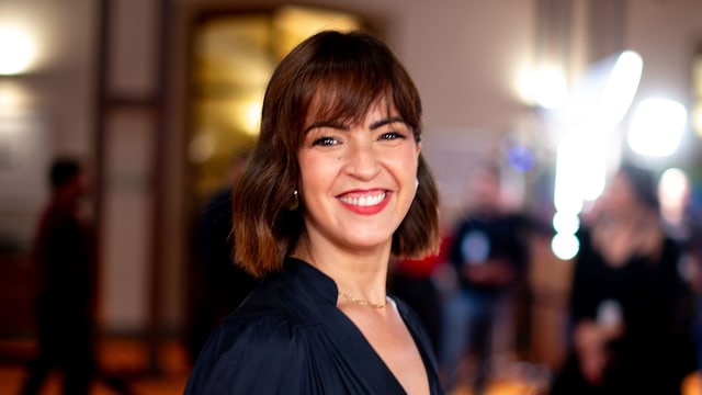 Plano medio de Verónica Sánchez en un evento con vestido azul marino
