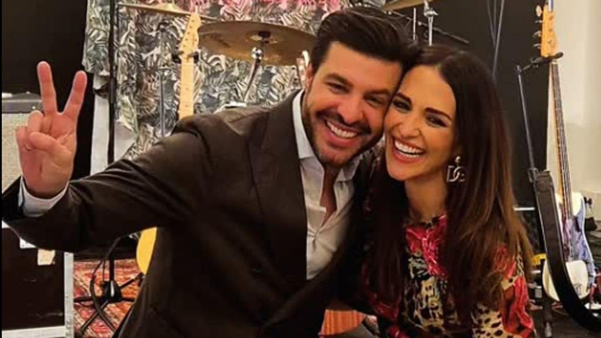 La enamorada pareja se fotografía junto a la tarta