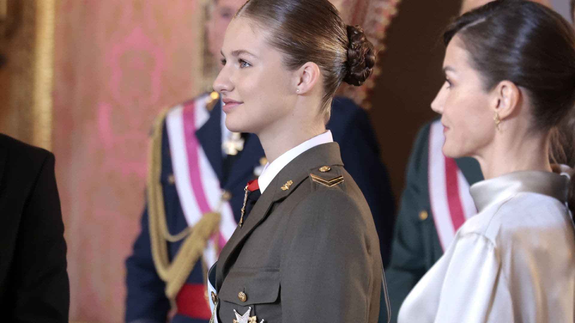 Cómo conseguir el moño trenzado con el que la princesa Leonor da un toque de tendencia a su look militar