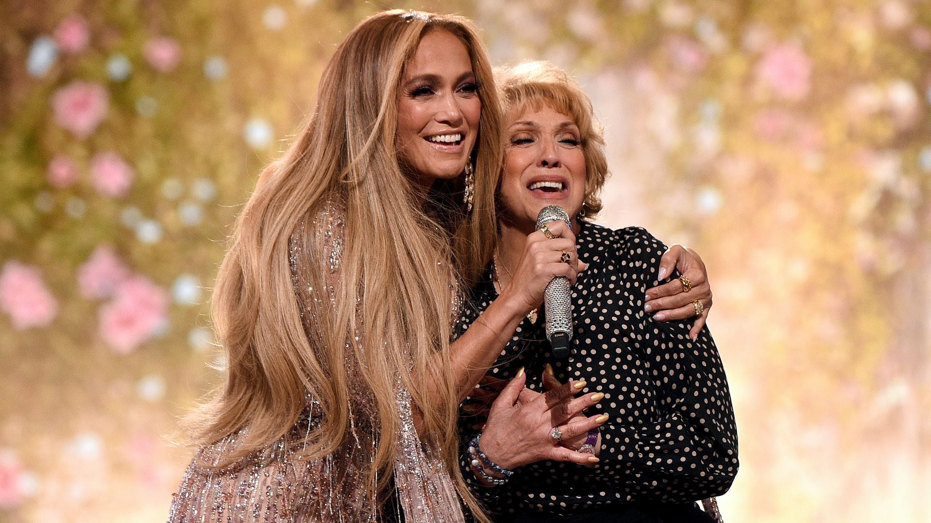  Jennifer Lopez y su madre, Guadalupe Rodríguez en el SoFi Stadium, en California, en mayo de 2021. 