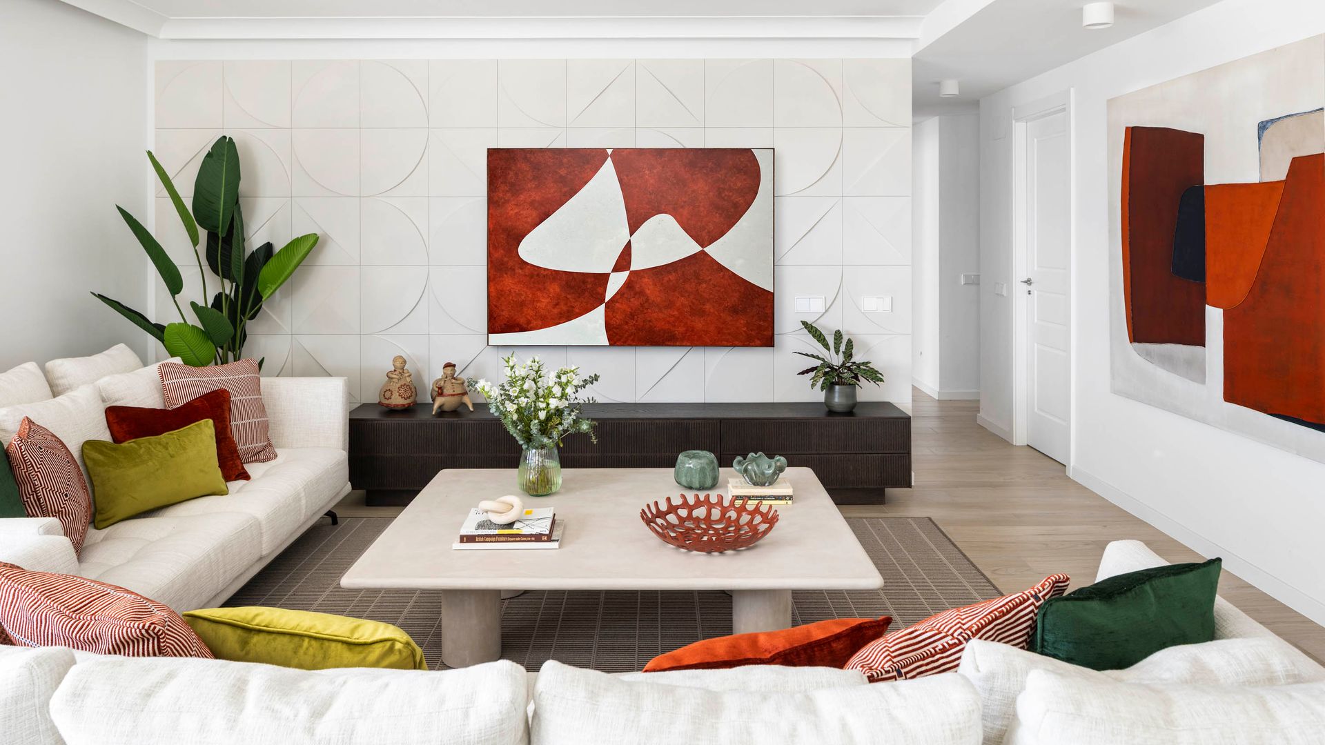 Salón en blanco con tonos verdes y rojos. 