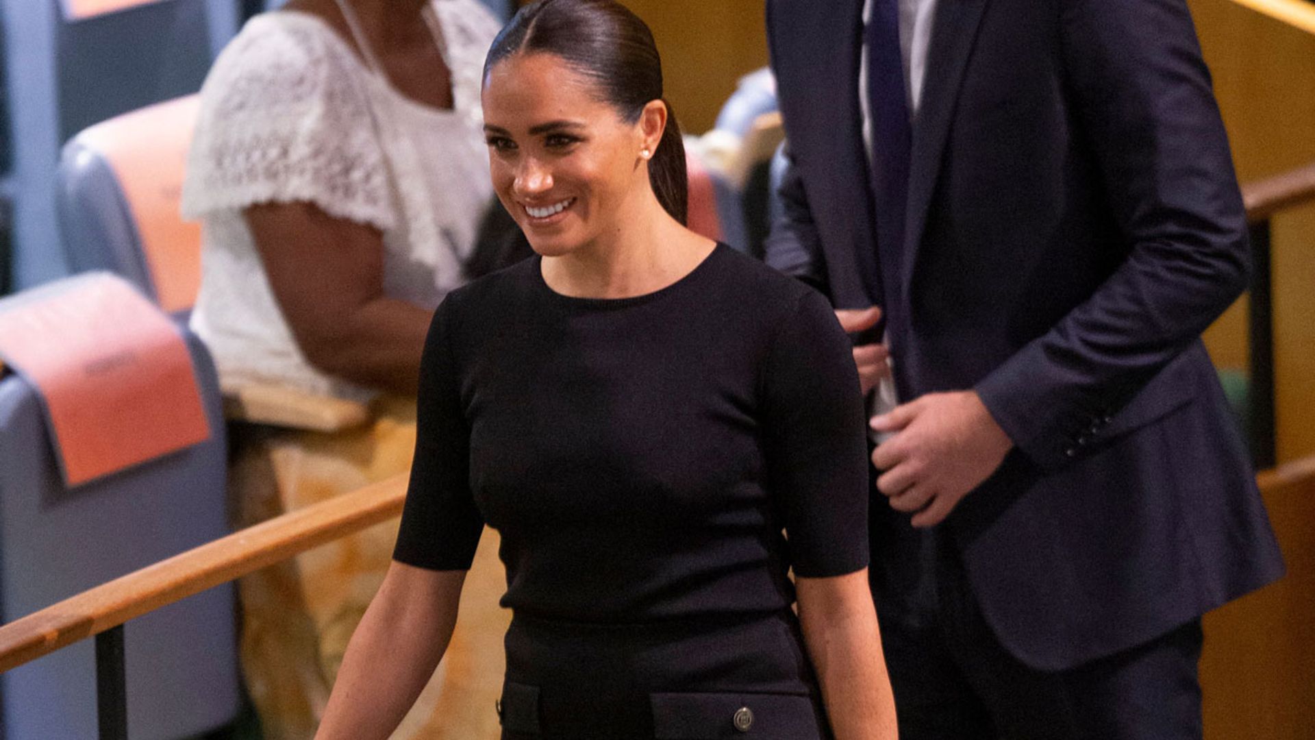 Meghan reaparece con un discreto look 'total black' para apoyar a su marido