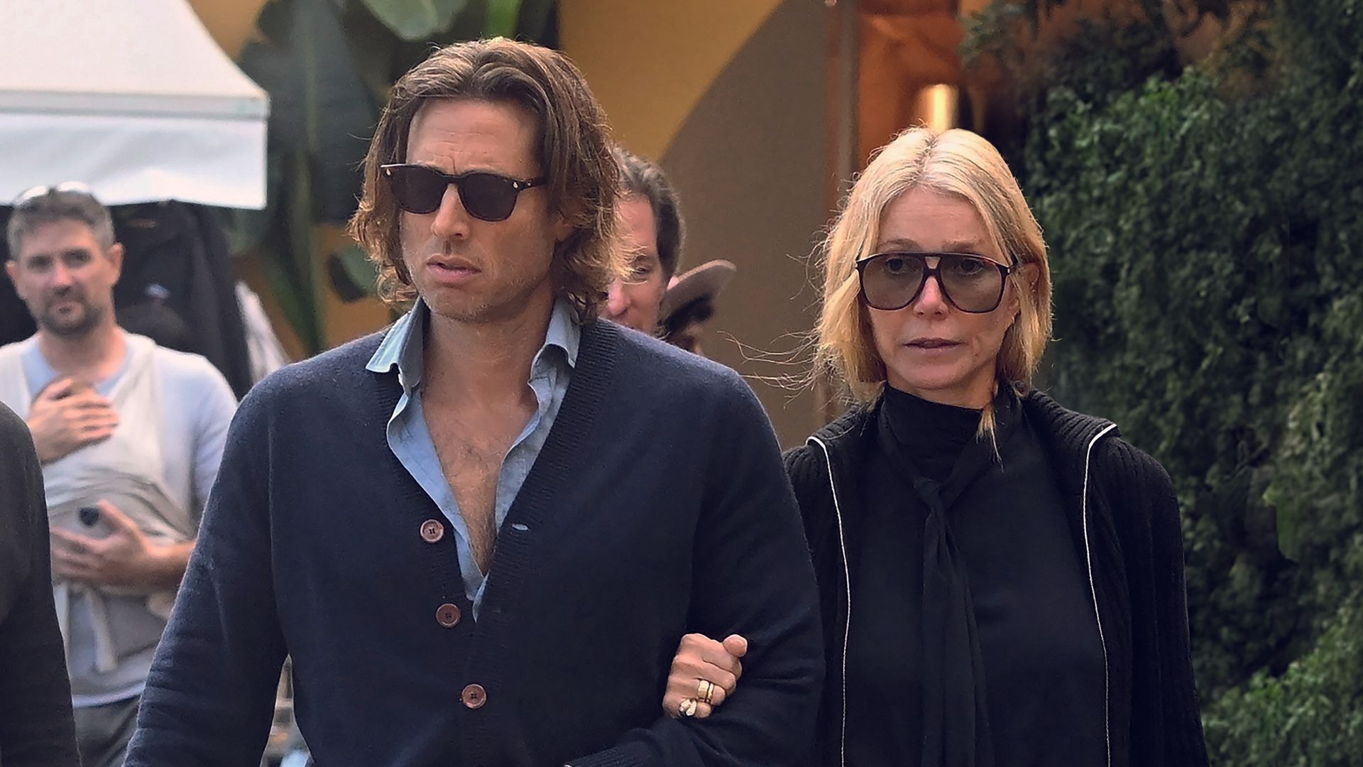 Gwyneth Paltrow paseando por las calles de Portofino del brazo de su marido, el director y guionista Brad Falchuk, con quien se casó el 29 de septiembre de 2018, en los Hamptons, Nueva York. La actriz celebró su 53 cumpleaños, el pasado 27 de septiembre, en la localidad italiana