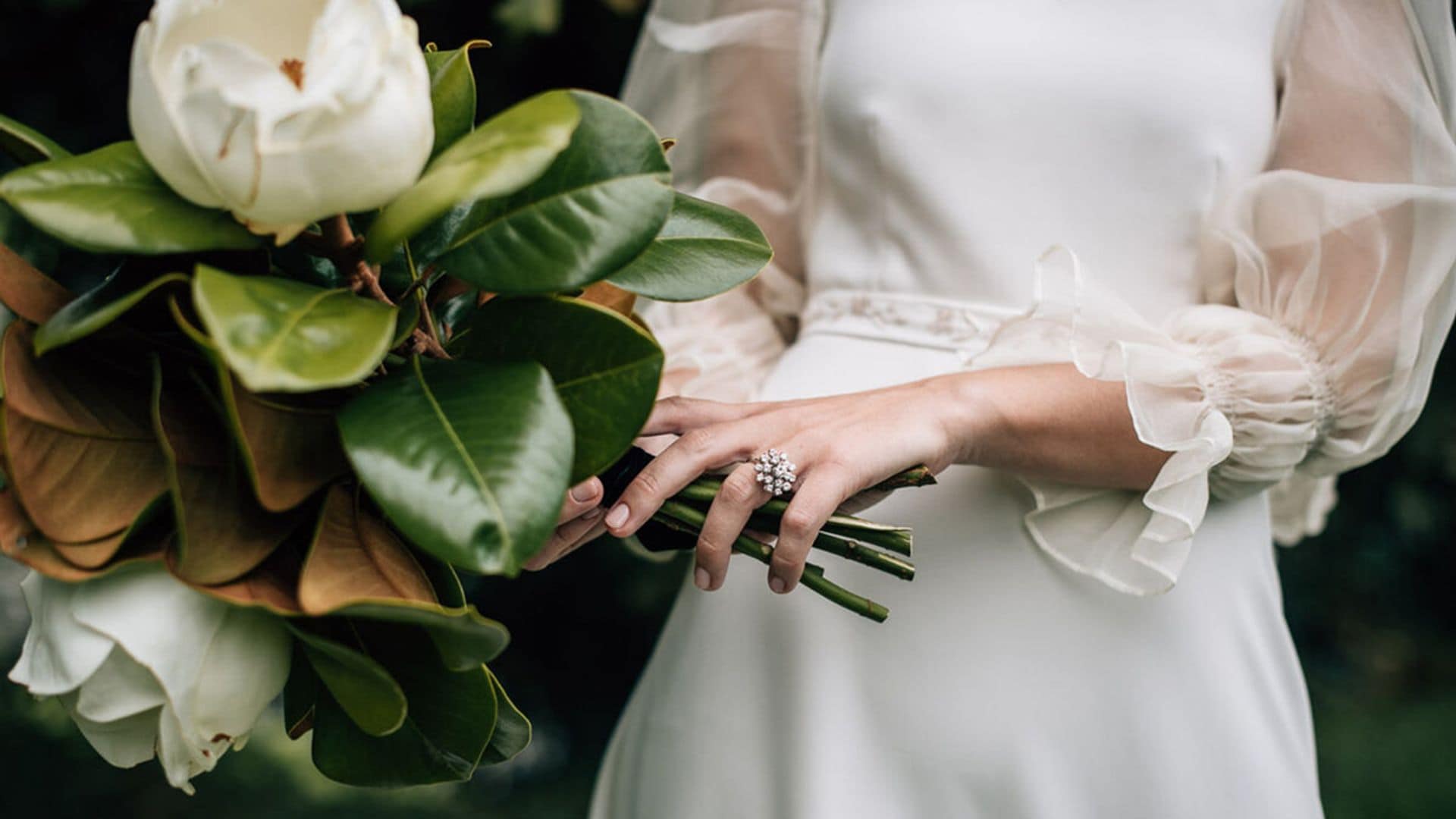 Un look con historia para Pilar, la novia de la mantilla y las mangas especiales