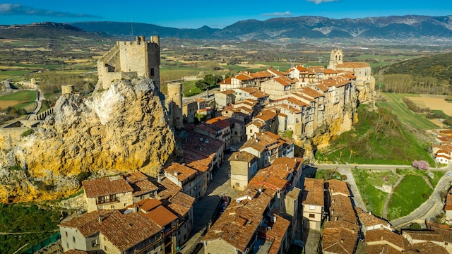 Villa medieval de Frías con su castillo en lo alto, Burgos