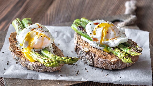 tosta de trigueros con huevo poche