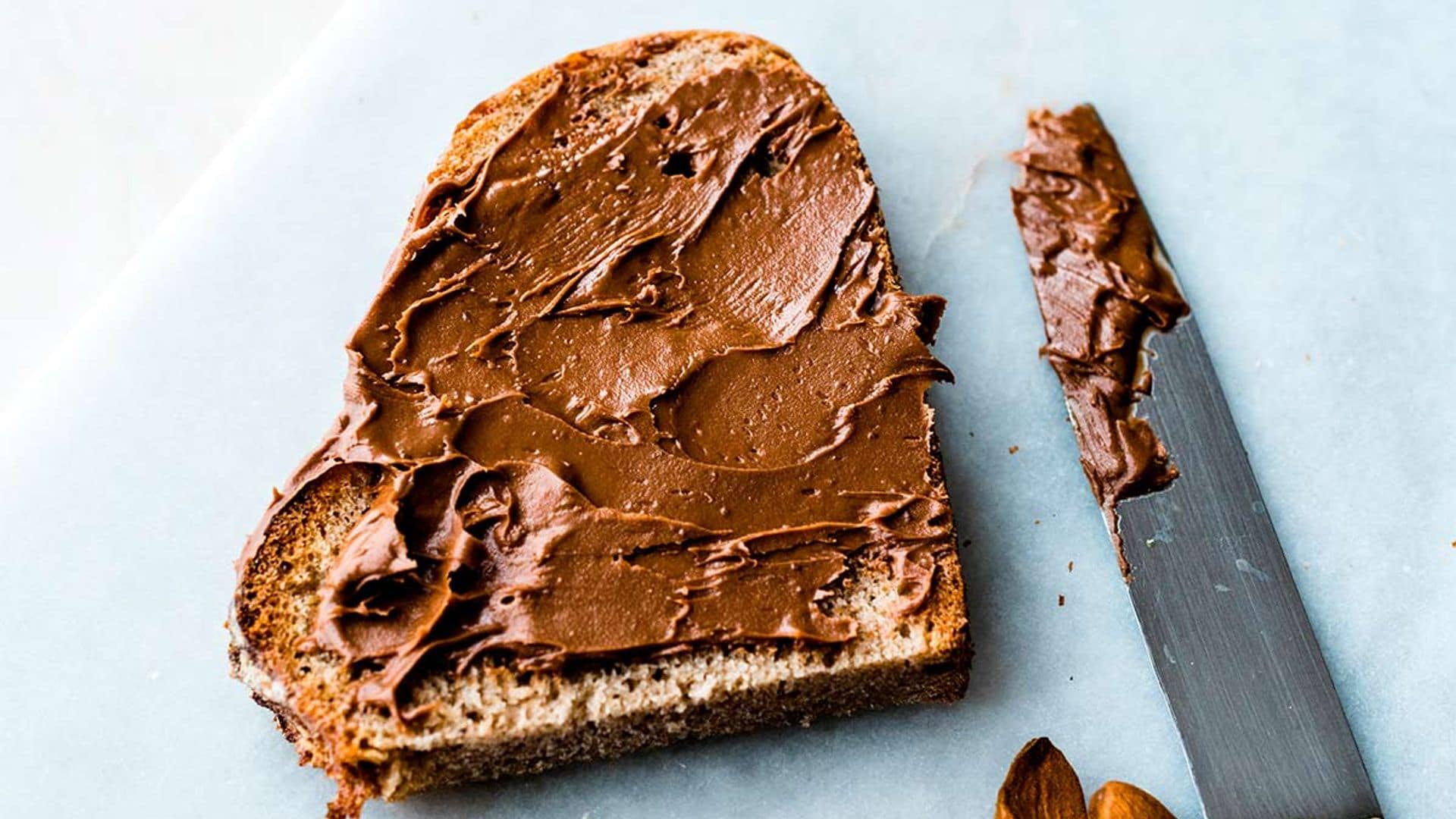Pan con crema de chocolate, almendras y sal