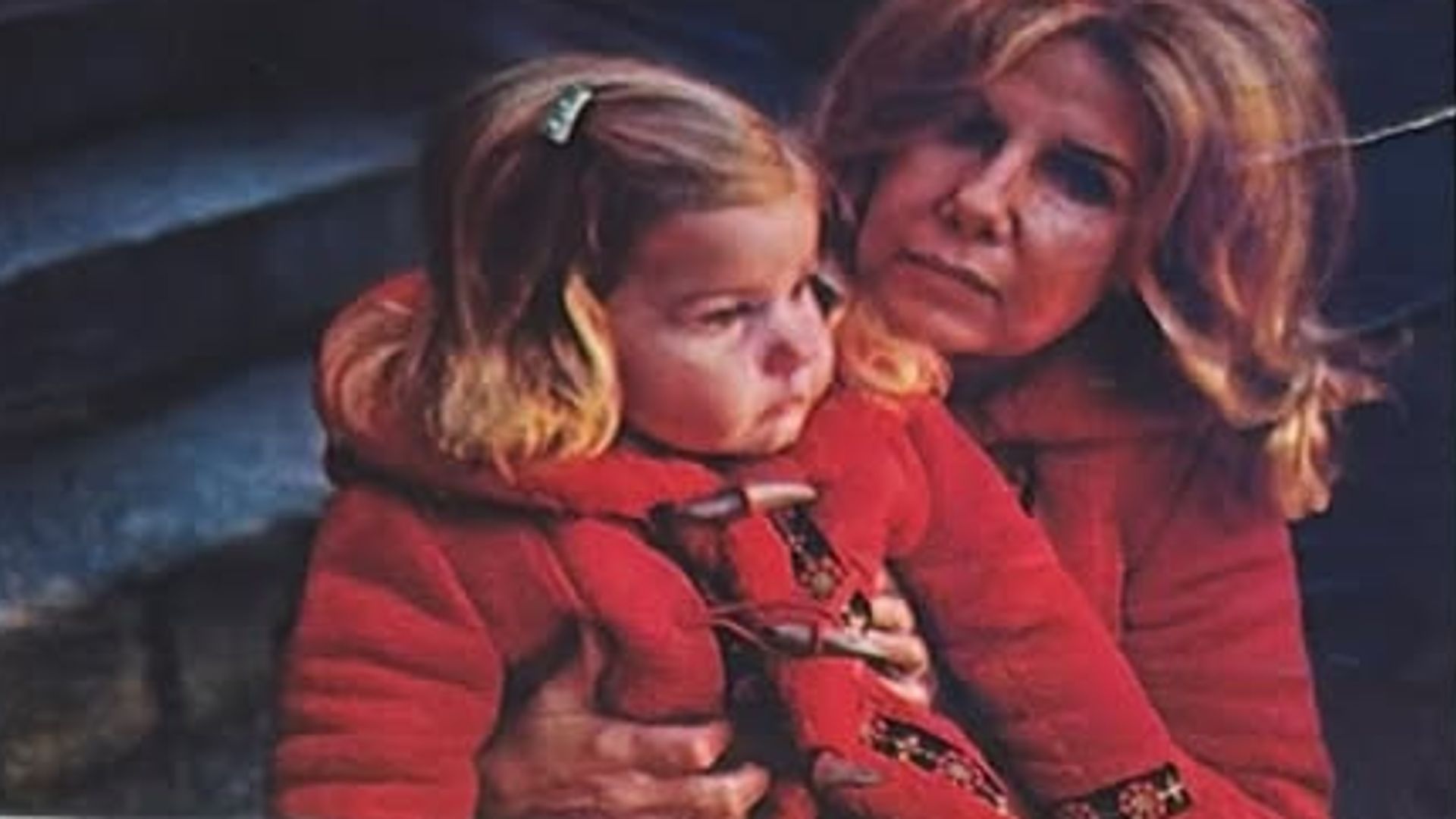 Fotografía de Eugenia Martínez de Irujo con su madre vestidas las dos de rojo