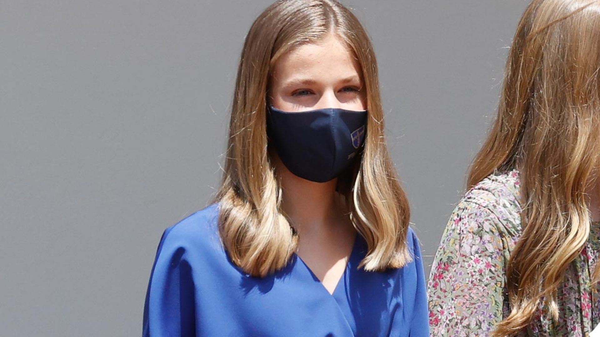 Leonor estrena un vestido de efecto fajín y sus primeros 'slingbacks'