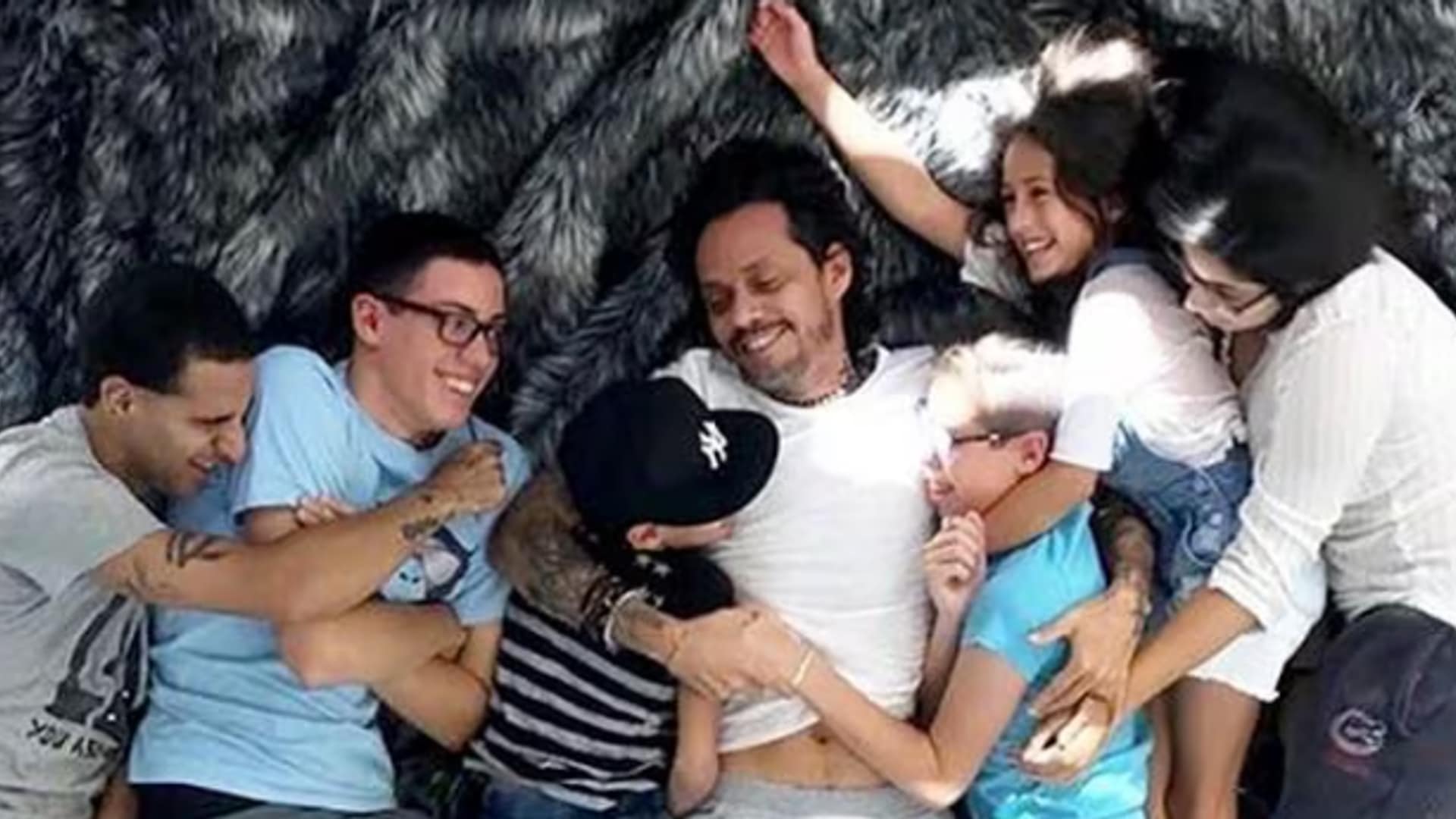 Marc Anthony con seis de sus siete hijos.