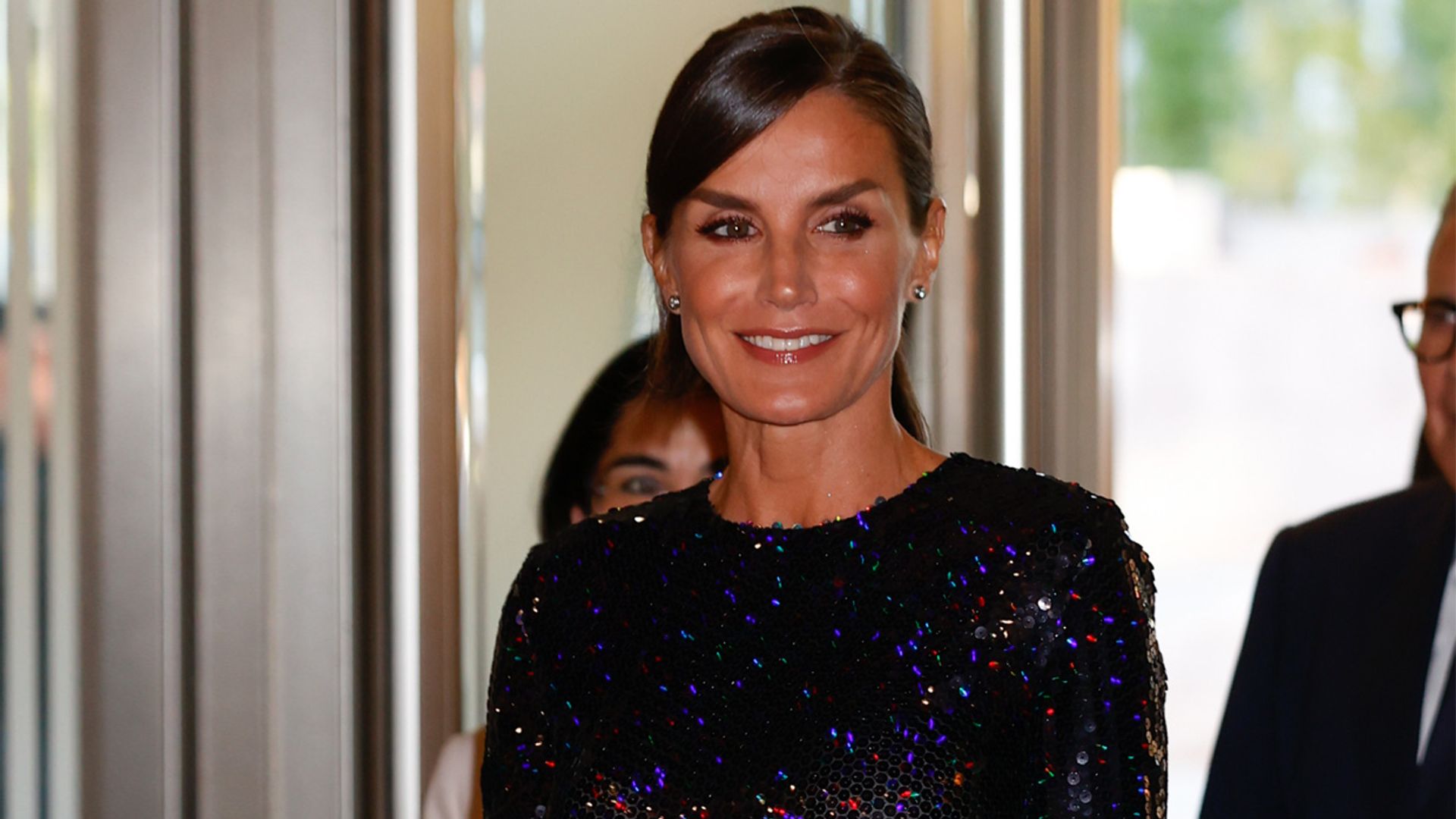 Doña Letizia versiona su vestido de 'paillettes' viral con un diseño que ya llevó otra reina