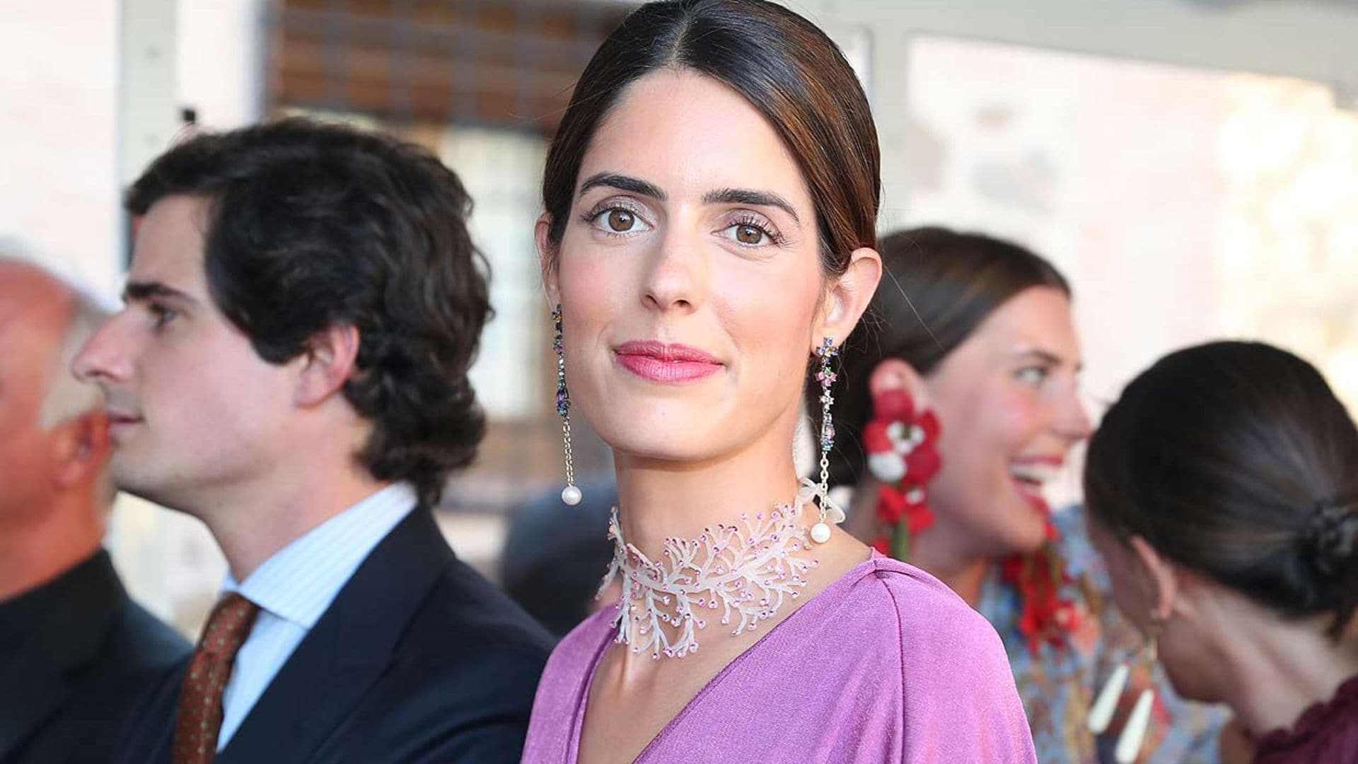 Sofía Palazuelo acierta con un vestido drapeado sostenible y joyas 'made in Spain'