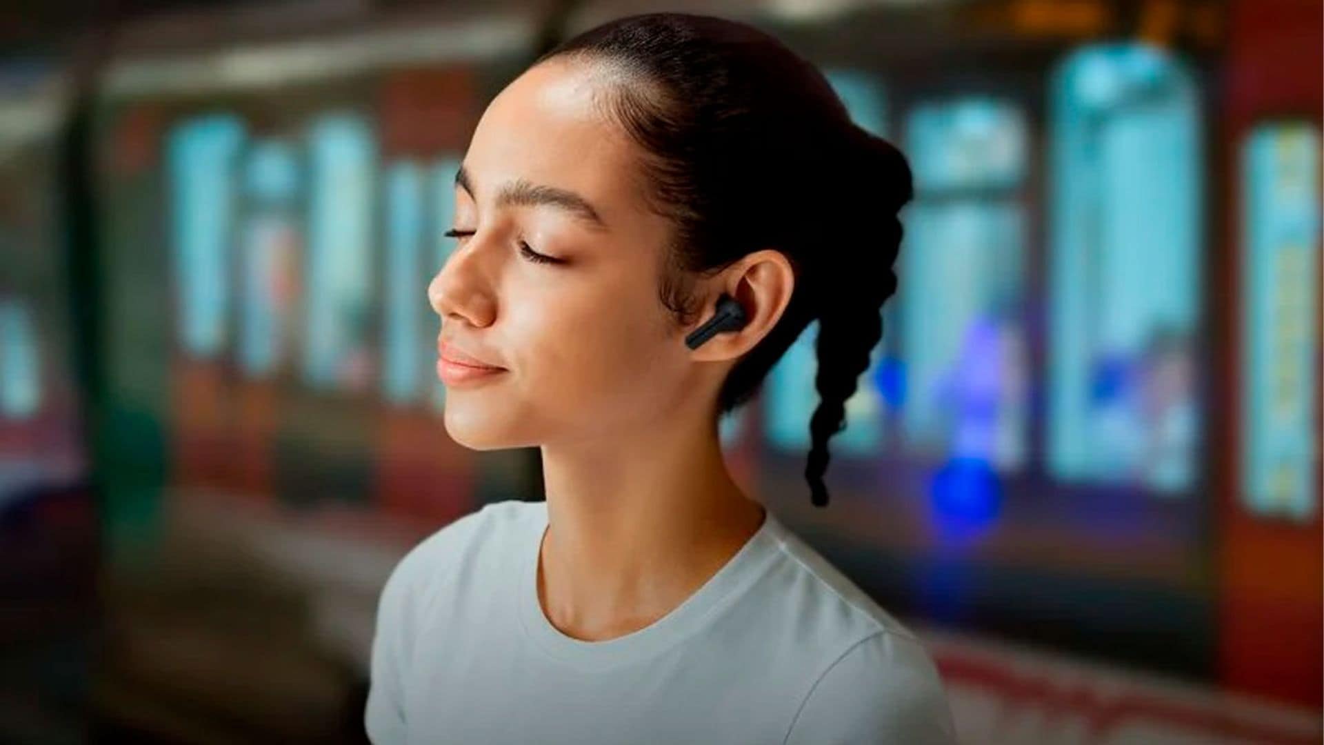 Una chica usando los auriculares Samsung Galaxy Buds3 FE