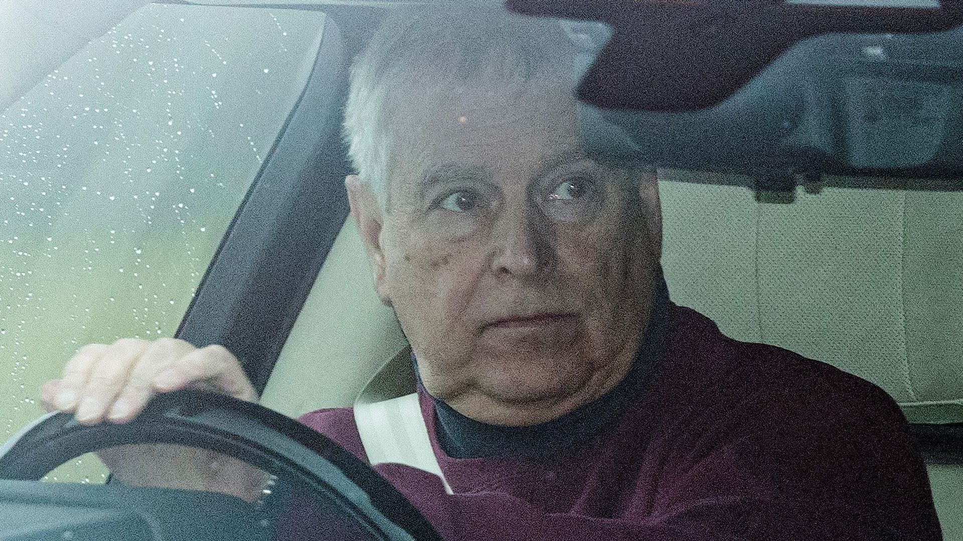 Andrés Mountbatten-Windsor conduciendo en los terrenos reales de Windsor este 26 de enero, una fecha que se suponía límite para su traslado a Sandringham