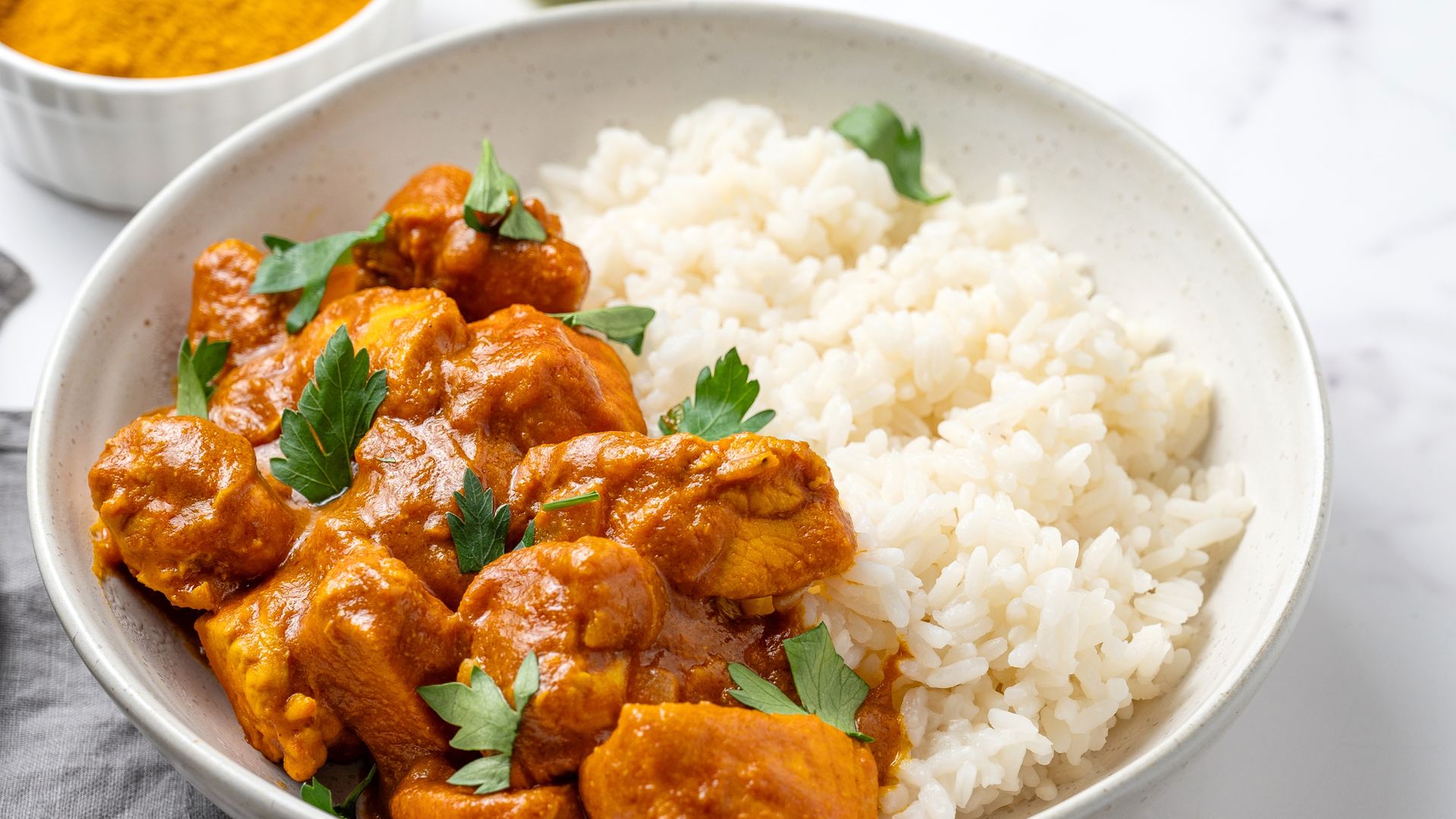 El arroz, un acompañamiento perfecto para el pollo al curry.