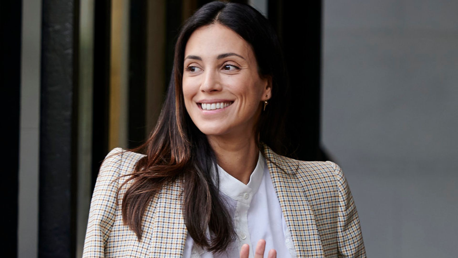 Sassa de Osma apuesta en su último look premamá por el 'abrigo-blazer' más elegante del entretiempo