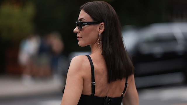 Yana Echko con vestido negro y gafas de sol de YSL en Nueva York