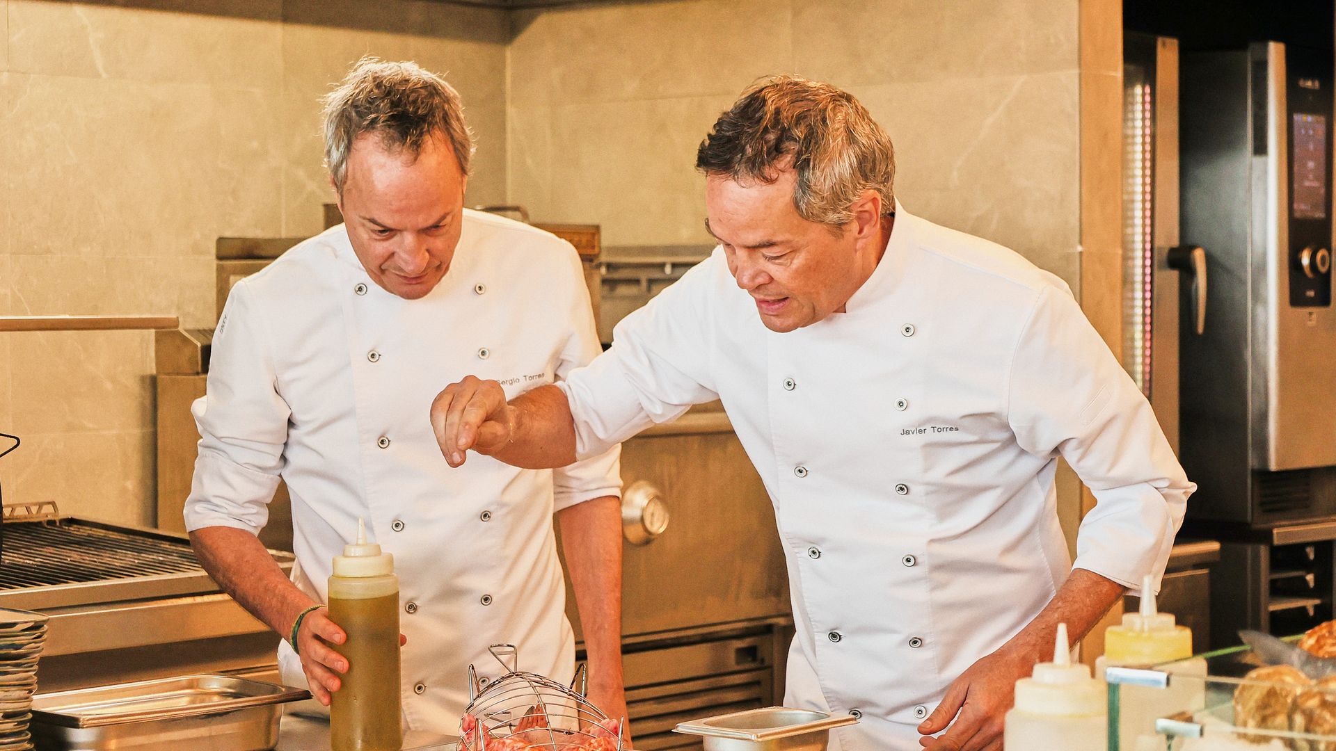 Hermanos Torres Cocinando 