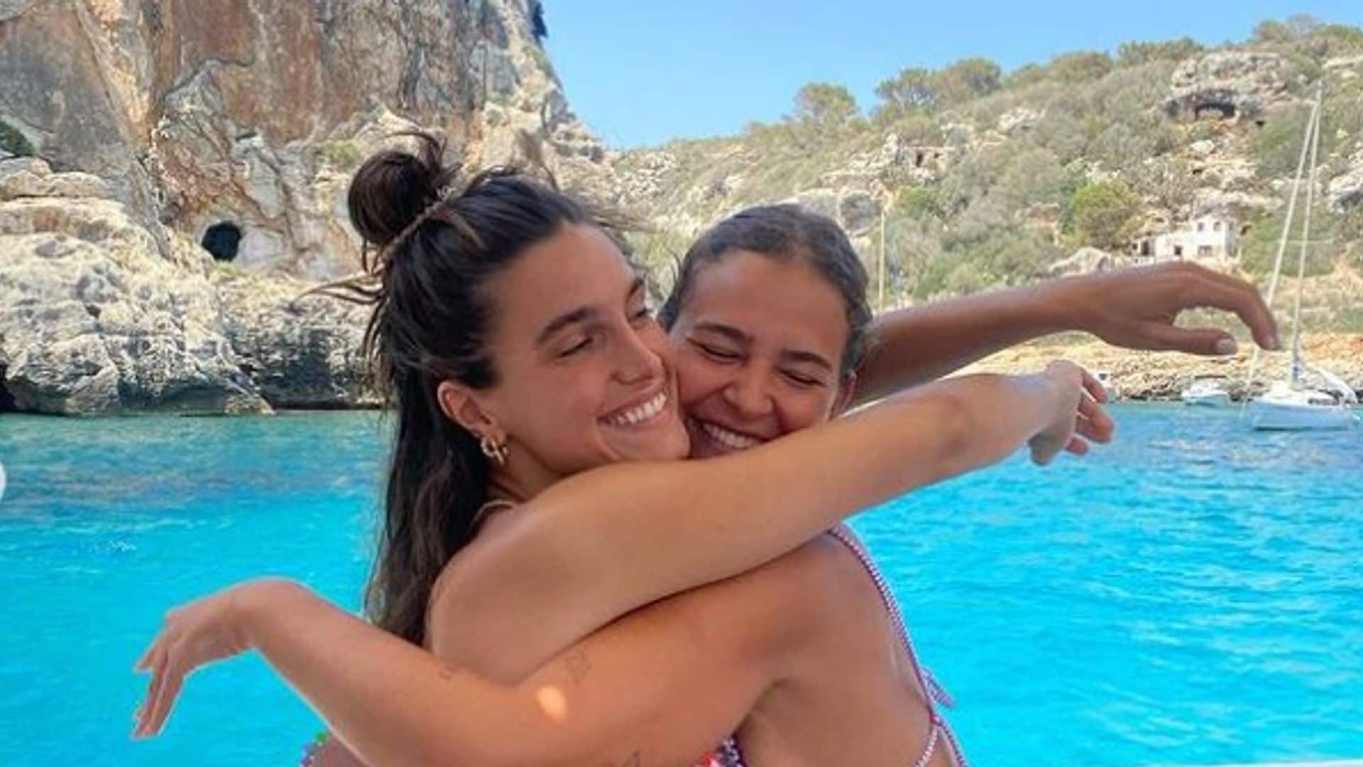 Las preciosas imágenes de Laura Escanes y Gemma Pinto con la pequeña Roma en Menorca
