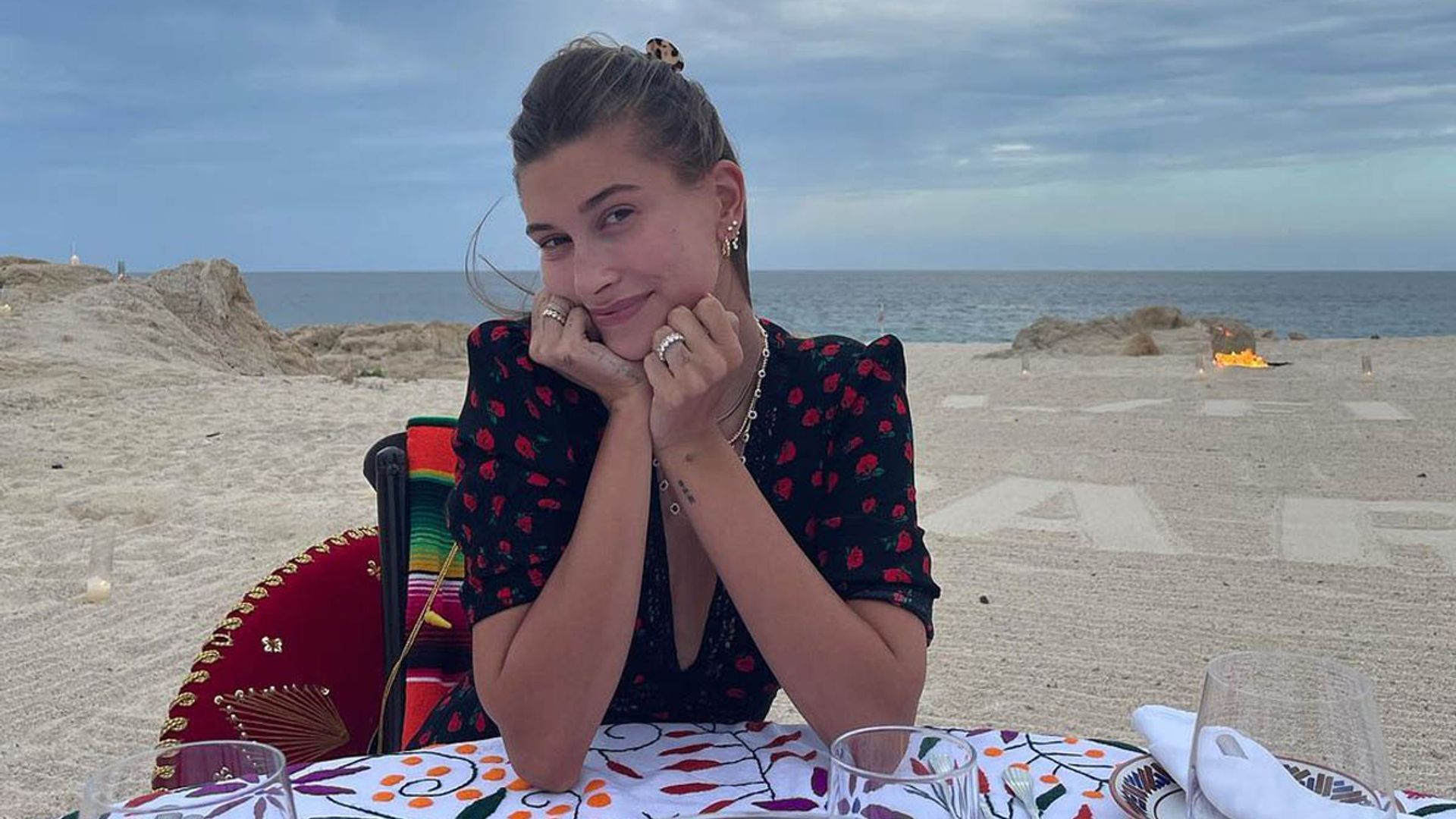 El vestido (rebajado) de Hailey Bieber y otros 6 diseños románticos, también con descuento