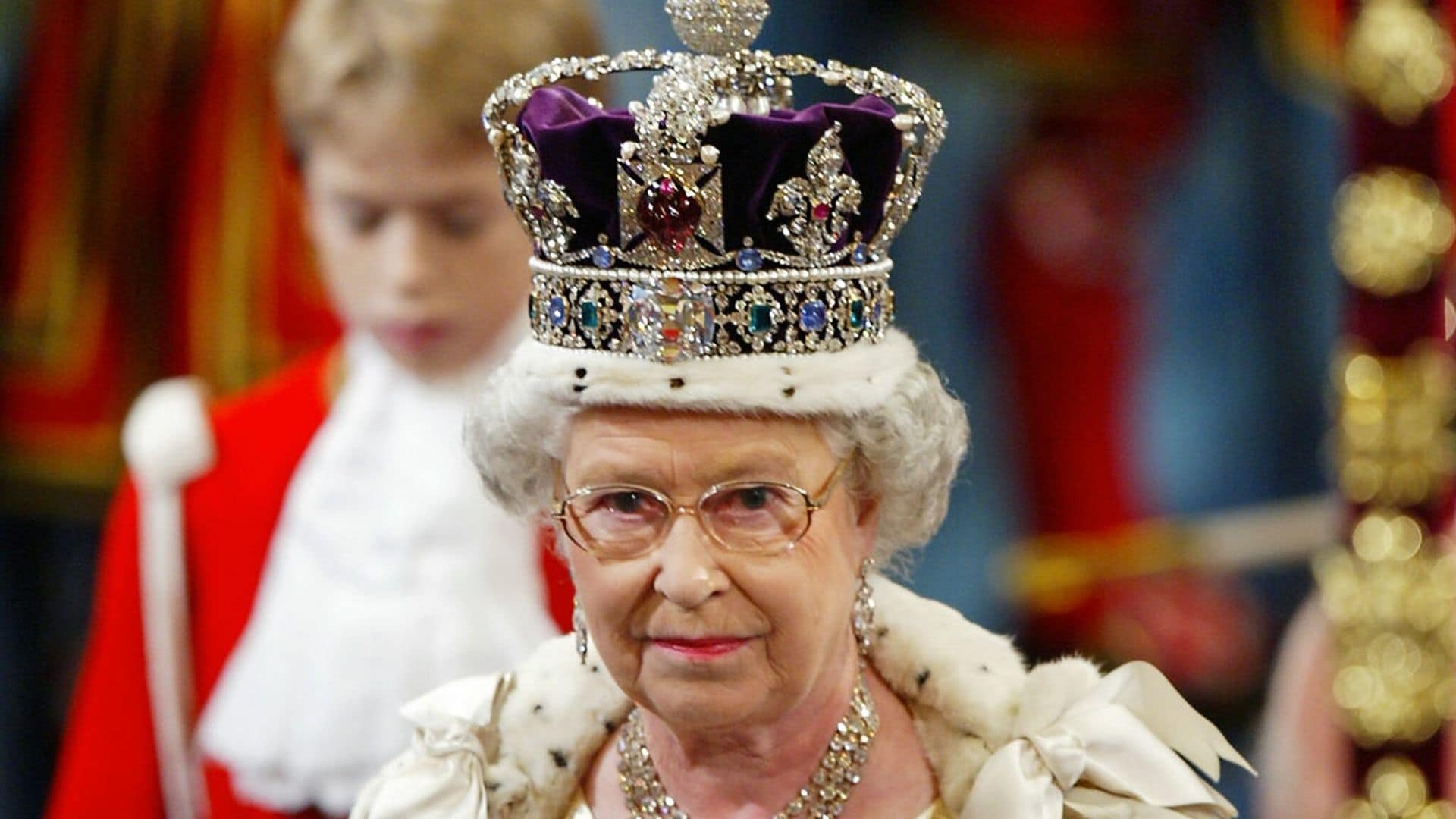 La reina de Inglaterra no quiere llevar la Corona Imperial