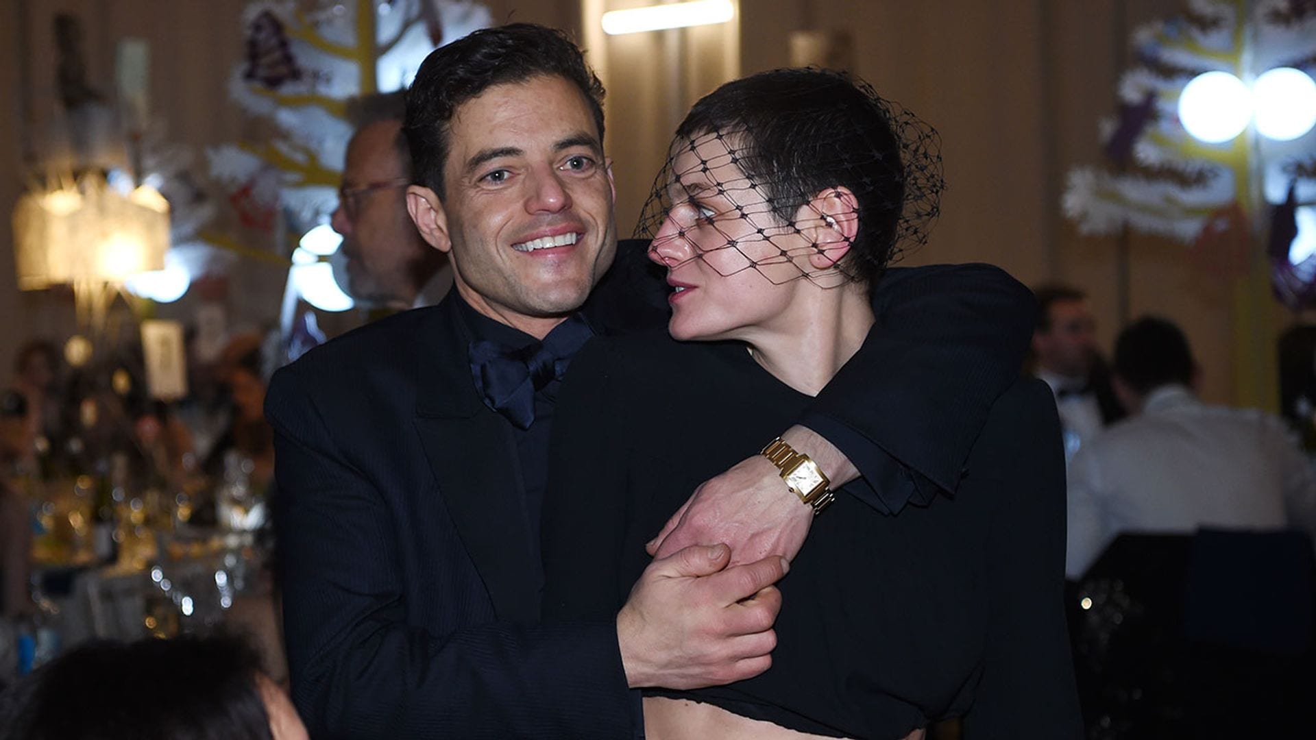 La historia de amor de Rami Malek y Emma Corrin, la pareja más enamorada de los BAFTA