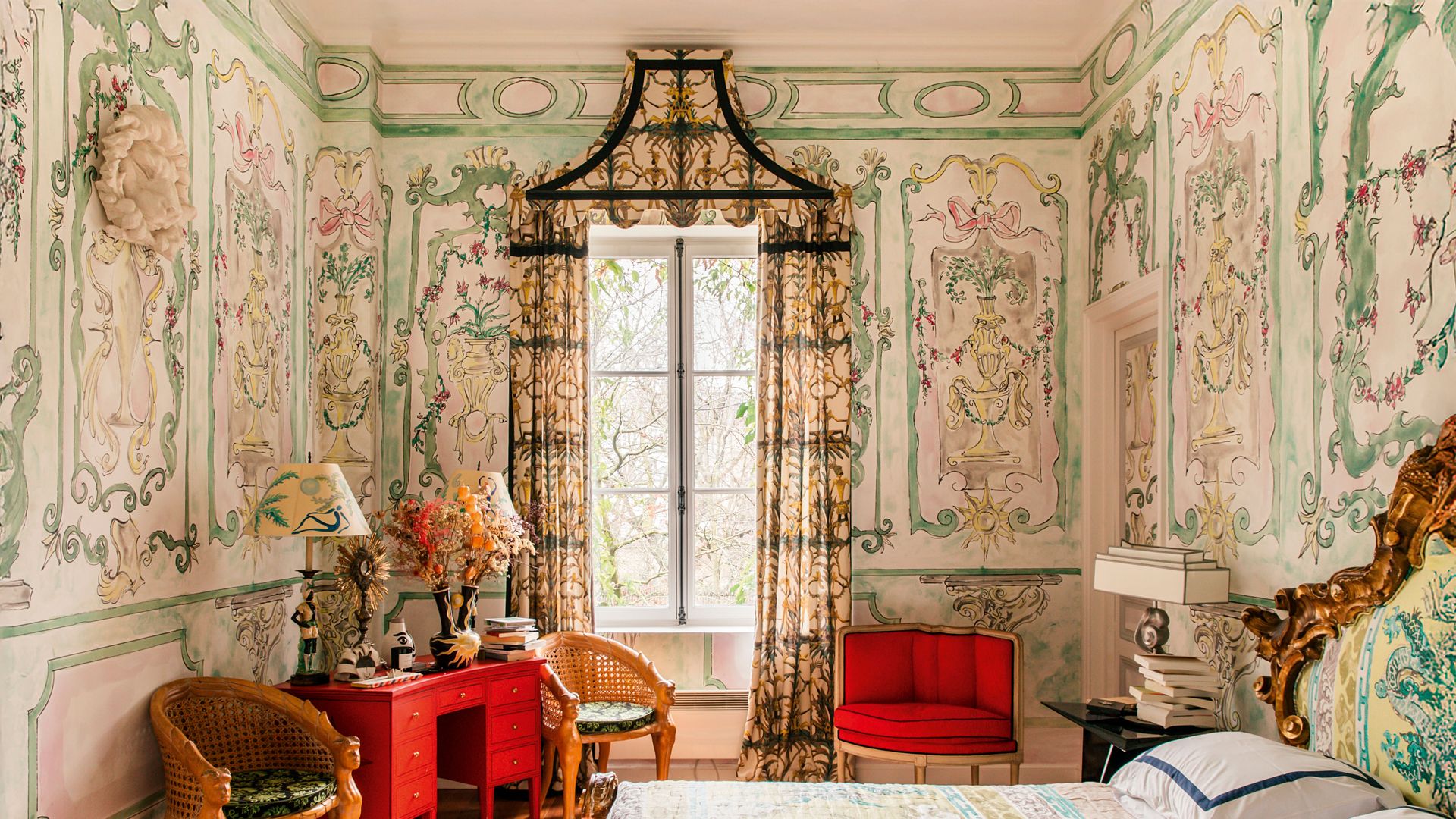Una panorámica de la habitación con papel pintado Suite Ducale, escritorio de Pierre Le Tann y tela Tony Duquette. 